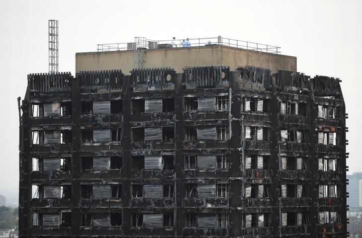 © Reuters. SOIXANTE ET ONZE MORTS DANS L'INCENDIE DE LA GRENFELL TOWER