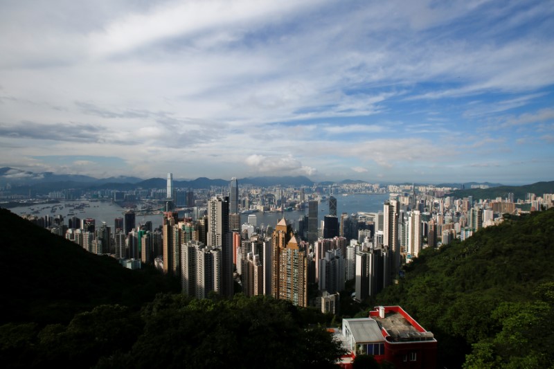 © Reuters. FILE PHOTO: A general view of the Victoria Harbour from the Peak in Hong Kong