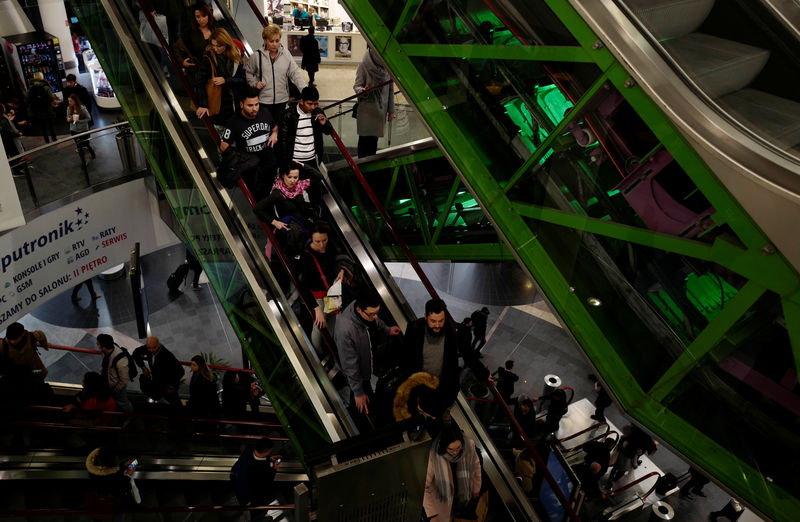 © Reuters. Shoppers use escalators as they visit a shopping mall in Warsaw