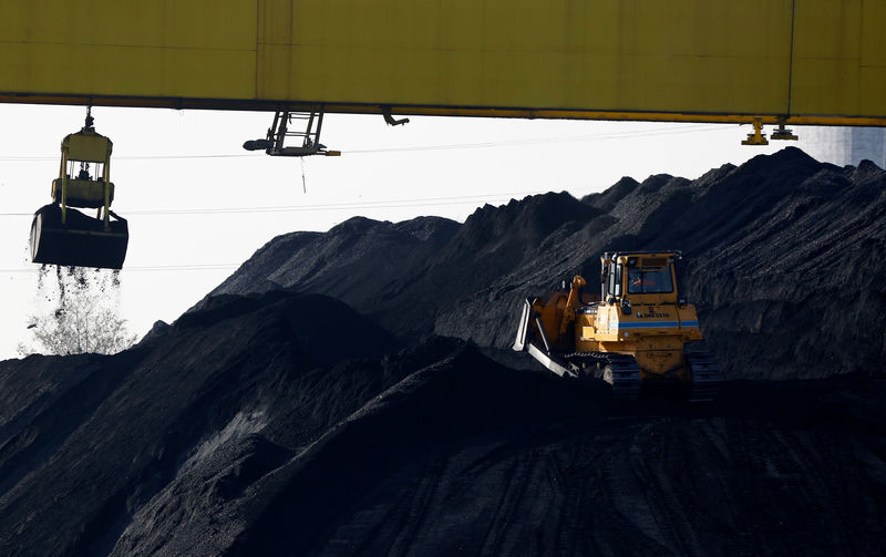 © Reuters. Monte de carvão é visto em usina de energia em Varsóvia, na Polônia