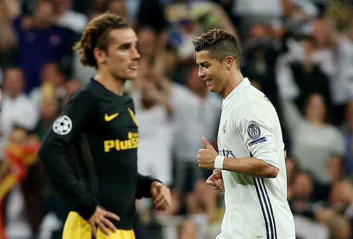 © Reuters. Griezman y Ronaldo deberán demostrar lo que valen en el derbi madrileño