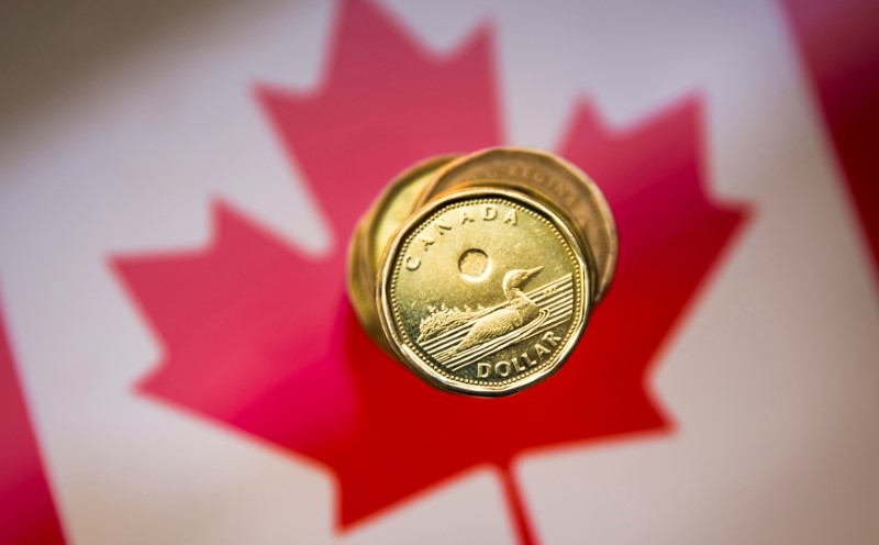 © Reuters. FILE PHOTO: A Canadian dollar coin, commonly known as the "Loonie", is pictured in this illustration picture taken in Toronto