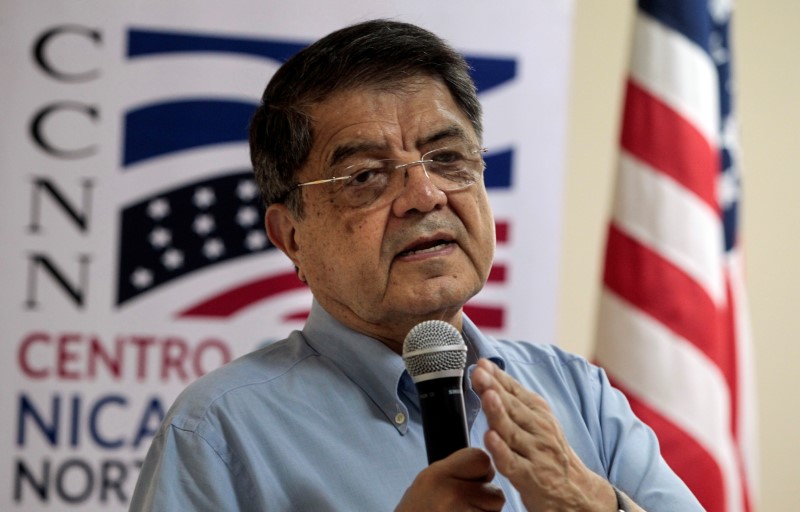 © Reuters. Escritor da Nicarágua Sergio Ramírez durante evento com estudantes, em Manágua