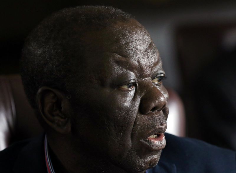 © Reuters. Morgan Tsvangirai, líder do partido de oposição no Zimbábue, Movimento para a Mudança Democrática, durante coletiva de imprensa, em Harare