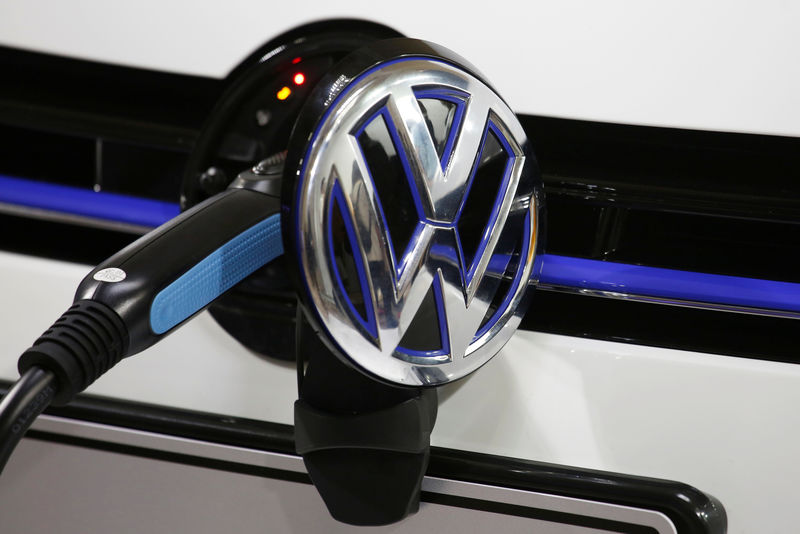 © Reuters. Modelo elétrico da Volkswagen é carregado durante workshop em Guangzhou, China