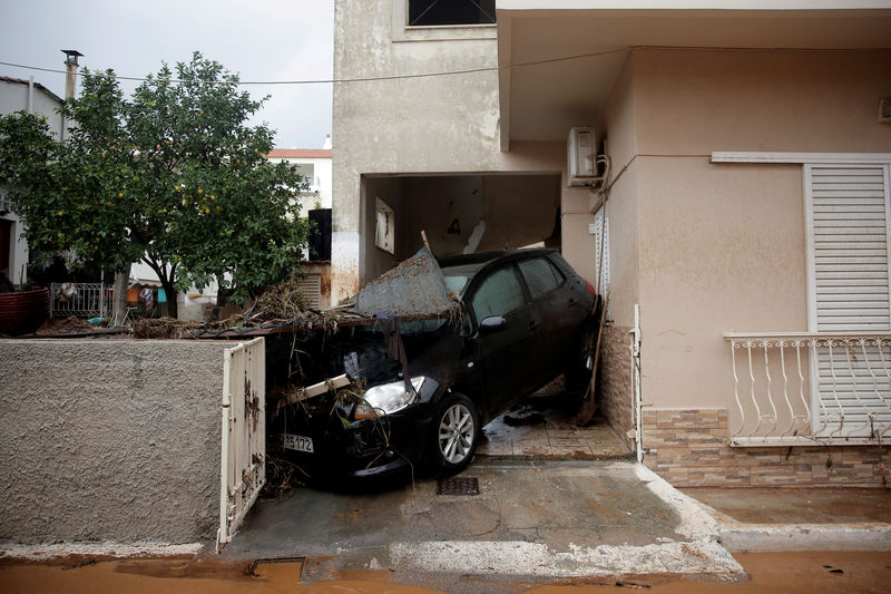 © Reuters. Carro destruído na entrada de uma casa após enchentes em Atenas