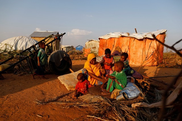 © Reuters. Família em acampamento para pessoas afetadas pela seca na Somália