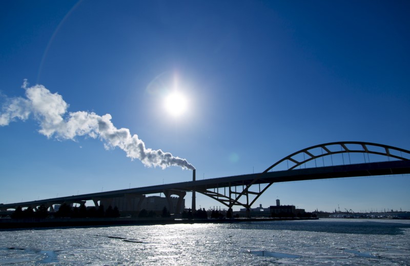 © Reuters. File photo shows steam is seen drifting from a factory over the Hoan Bridge in Milwaukee, Wisconsin