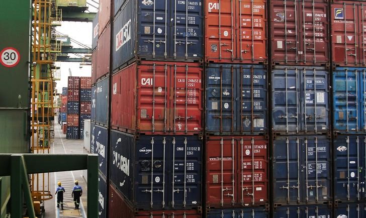 © Reuters. Em foto de arquivo, conteineres são vistos no porto de Santos, Brasil