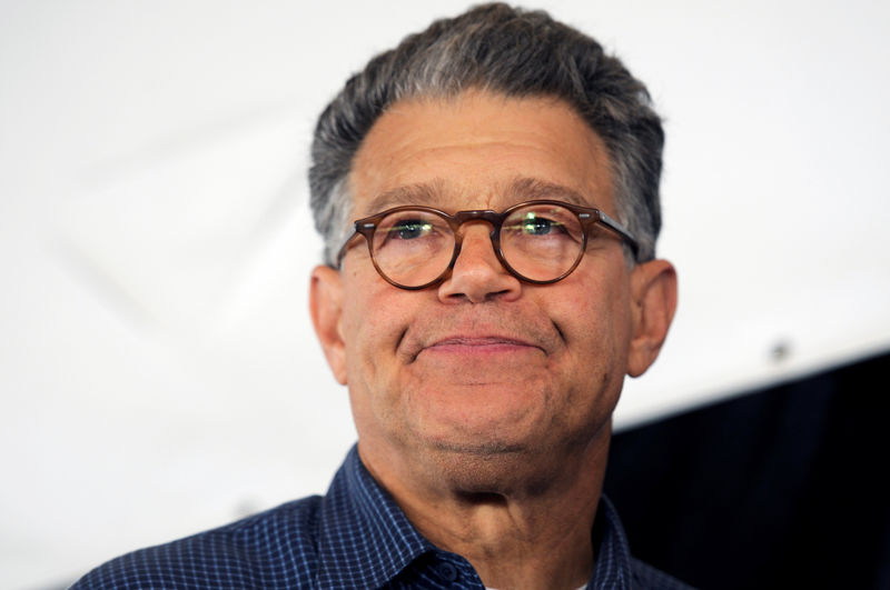 © Reuters. FILE PHOTO: Senator Franken meets with constituents at Minnesota Farmfest in Redwood County