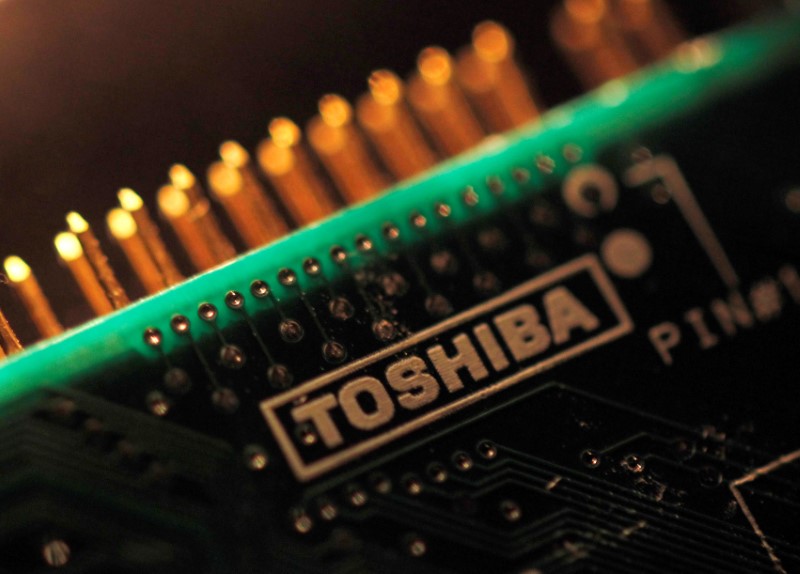 © Reuters. FILE PHOTO : A logo of Toshiba is seen on a printed circuit board in this photo illustration taken in Tokyo