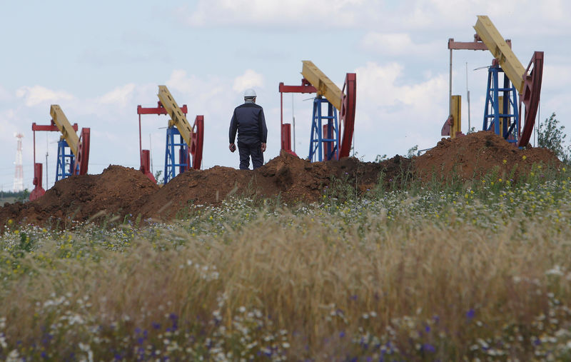 © Reuters. FILE PHOTO: A worker stands in front of pump jacks at the Ashalchinskoye oil field owned by Russia's oil producer Tatneft near Almetyevsk