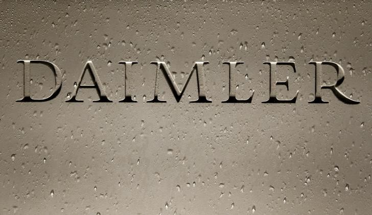© Reuters. FILE PHOTO: Daimler AG sign with raindrops is pictured before company's annual news conference in Stuttgart