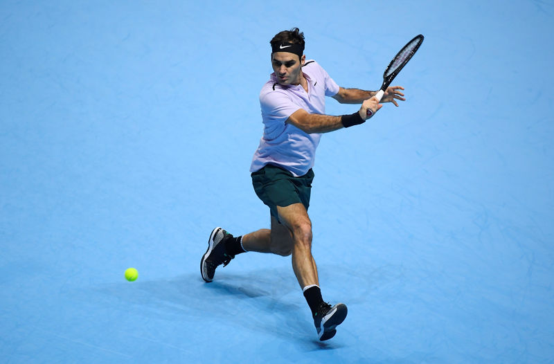 © Reuters. Foto del jueves del tenista suizo Roger Federer durante su partido con el croata Marin Cilic