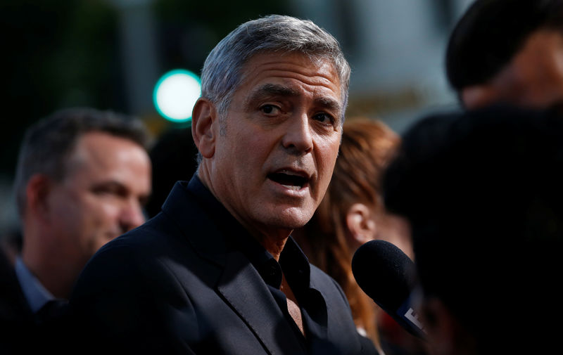 © Reuters. El director George Clooney es entrevistado en el estreno de "Suburbicon" en Los Angeles