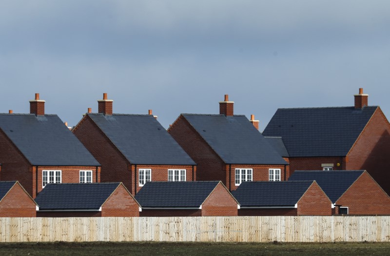 © Reuters. New residential homes are seen at a housing estate in Aylesbury