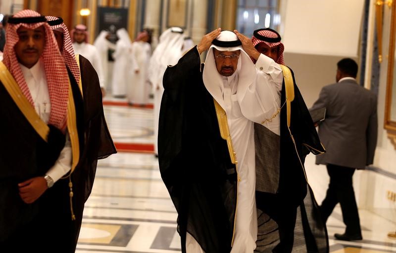 © Reuters. El mercado de petróleo seguirá sobreabastecido en marzo de 2018, según el ministro de energía saudí