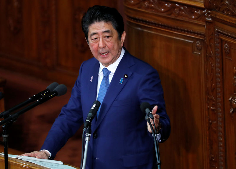 © Reuters. FILE PHOTO: Japan's Prime Minister Shinzo Abe delivers his policy speech at the lower house of parliament in Tokyo