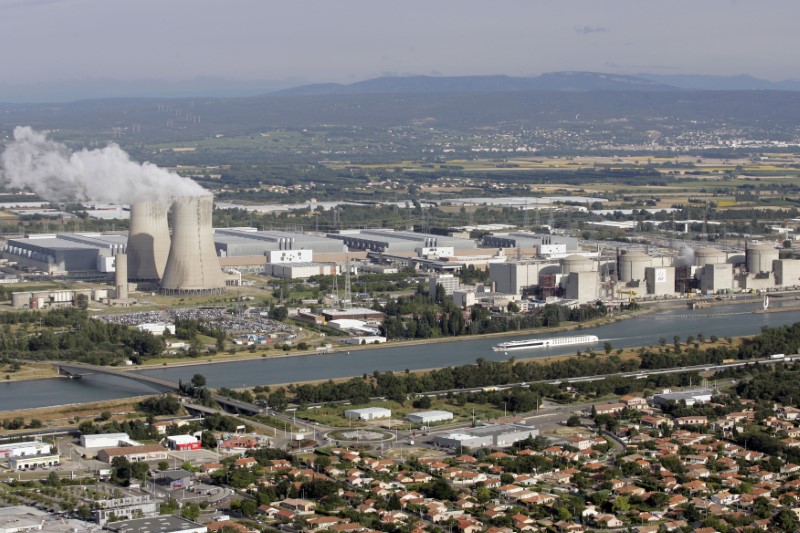 © Reuters. EDF REPORTE ENCORE LE REDÉMARRAGE DE LA CENTRALE DU TRICASTIN