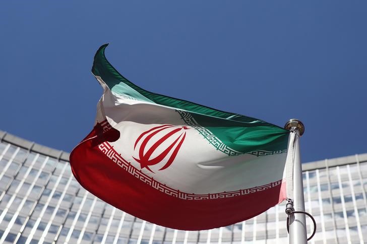 © Reuters. Bandeira do Irã é vista em frente a sede da ONU em Viena, na Áustria