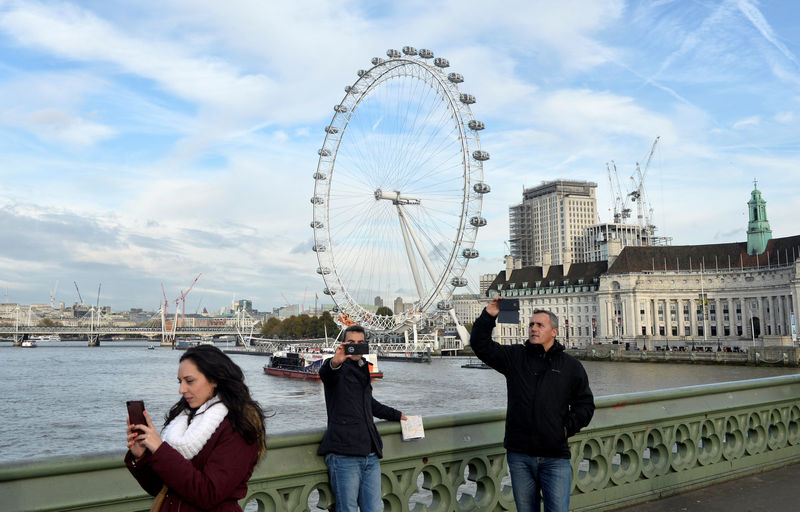 © Reuters. Tourists visit central London