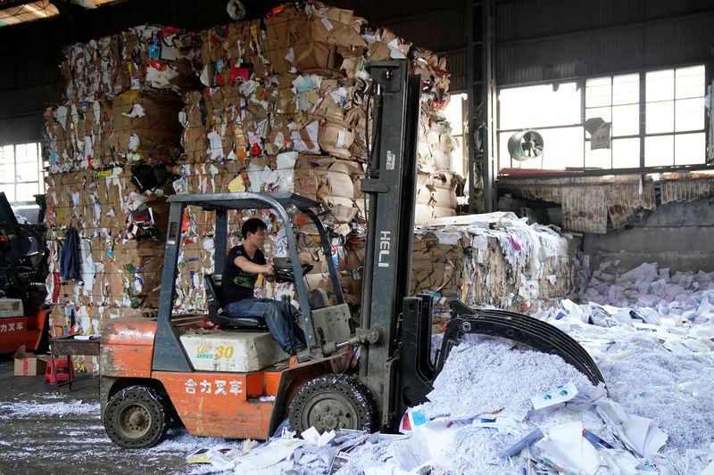 © Reuters. China afronta toneladas de residuos tras el fervor del Día de los Solteros