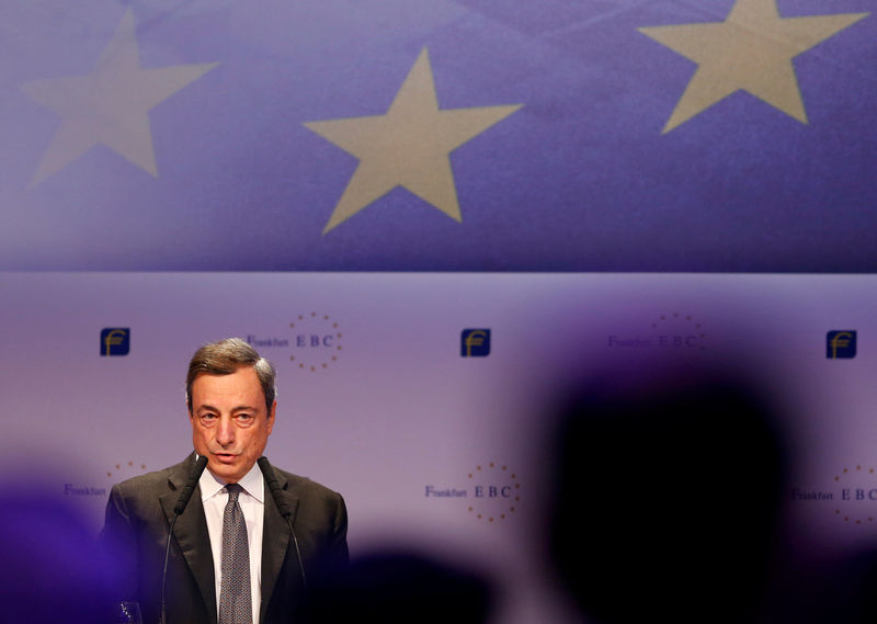 © Reuters. Президент ЕЦБ Марио Драги выступает на Европейском банковском конгрессе, 17 ноября 2017 года