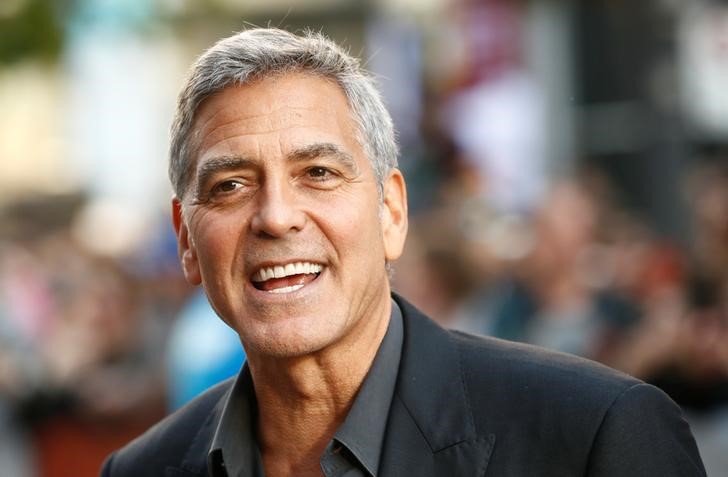 © Reuters. George Clooney chega ao tapete vermelho do filme 