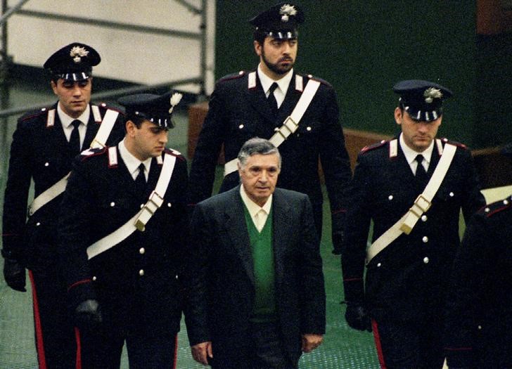 © Reuters. Chefe da máfia Siciliana do século 20, Salvatore "Toto" Riina, é escoltado por agentes italianos em Palermo, na Itália