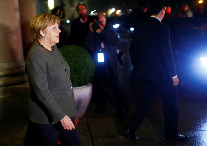 © Reuters. Chanceler da Alemanha, Angela Merkel, deixa negociações de coalizão, em Berlim