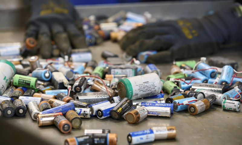 © Reuters. An employee sorts used primary non-rechargeable Lithium-ion batteries before being recycled by the German recycling firm Accurec in Krefeld