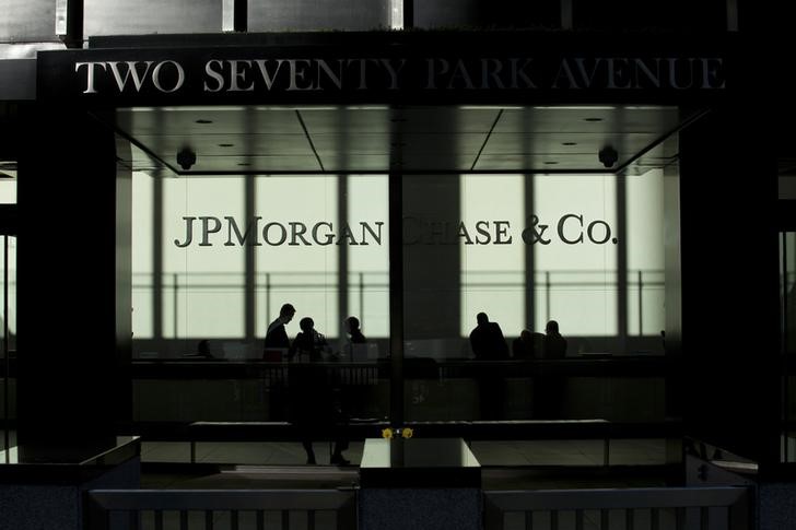 © Reuters. People walk inside JP Morgan headquarters in New York