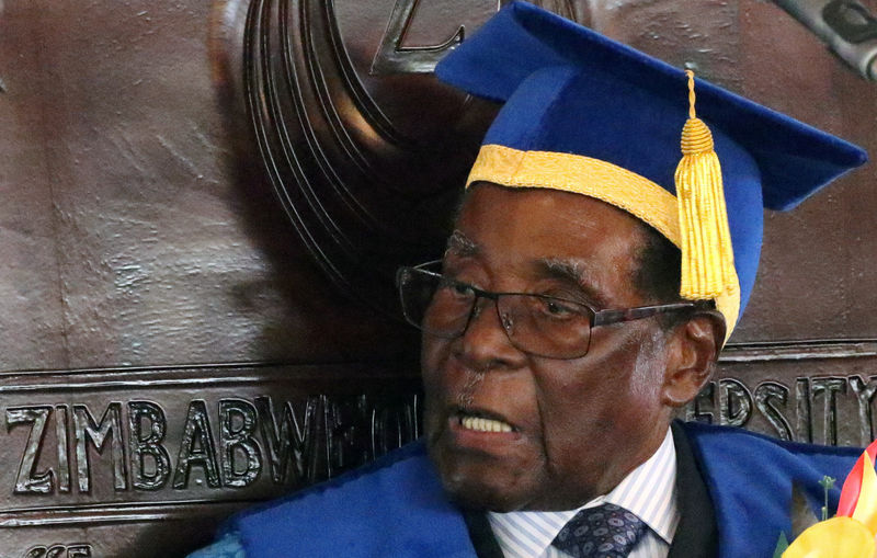 © Reuters. Presidente do Zimbábue, Robert Mugabe, durante cerimônia de formatura em universidade, em Harare