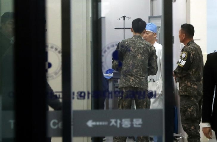© Reuters. Soldado sul-coreano fala com cirurgião em hospital onde desertor norte-coreano está sendo tratado, em Suwon, na Coreia do Sul