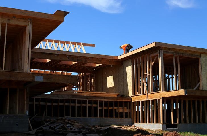 © Reuters. La construcción de casas en EEUU toca máximos de un año en octubre