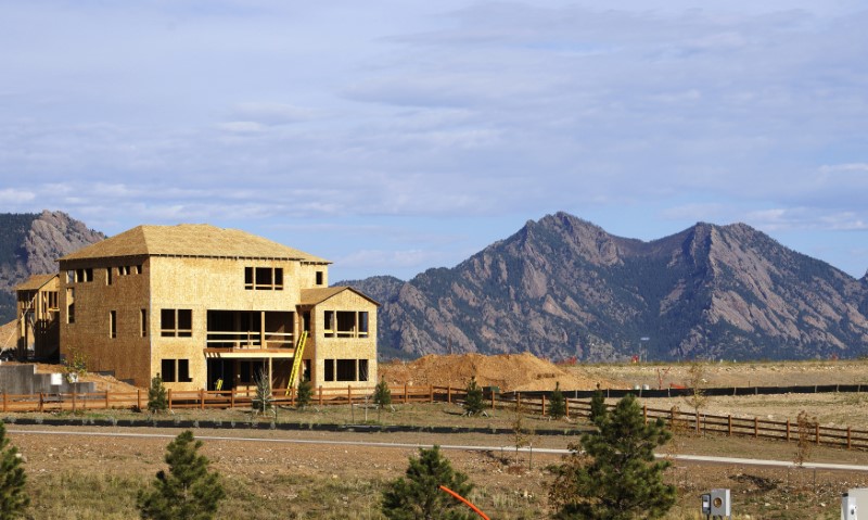 © Reuters. A house is under construction with the Flatirons outside of Boulder seen in the background at a housing development in Arvada