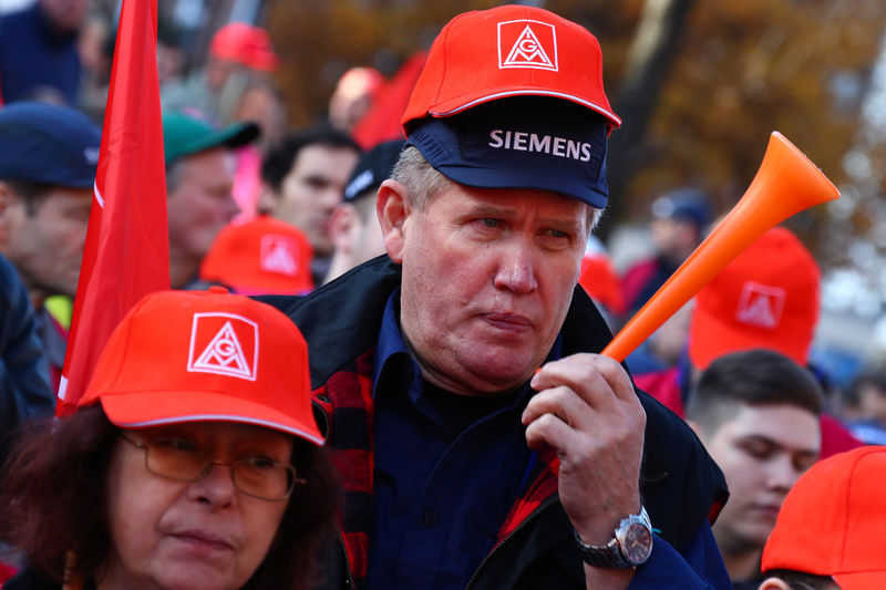 © Reuters. Siemens workers protest in Berlin