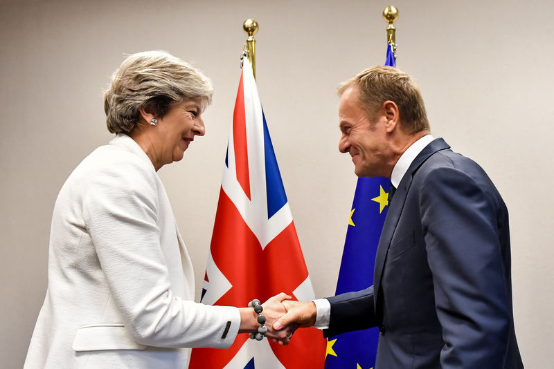 © Reuters. Primeira-ministra britânica, Theresa May, cumprimenta o presidente do Conselho Europeu, Donald Tusk, antes de reunião bilateral em Bruxelas