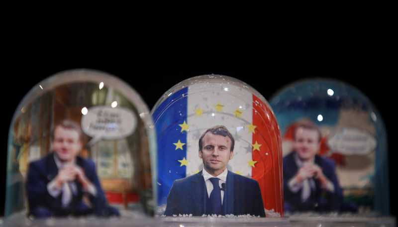 © Reuters. LE SUCCÈS DES BOULES À NEIGE MACRON DOPE L'ACTIVITÉ D'UNE PME DE L'AIN