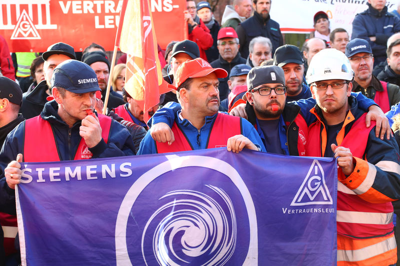 © Reuters. Siemens workers protest in Berlin