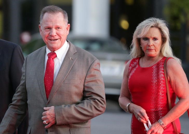 © Reuters. Republican Moore and his wife arrive for the runoff election for the Republican nomination for Alabama's U.S. Senate in Montgomery