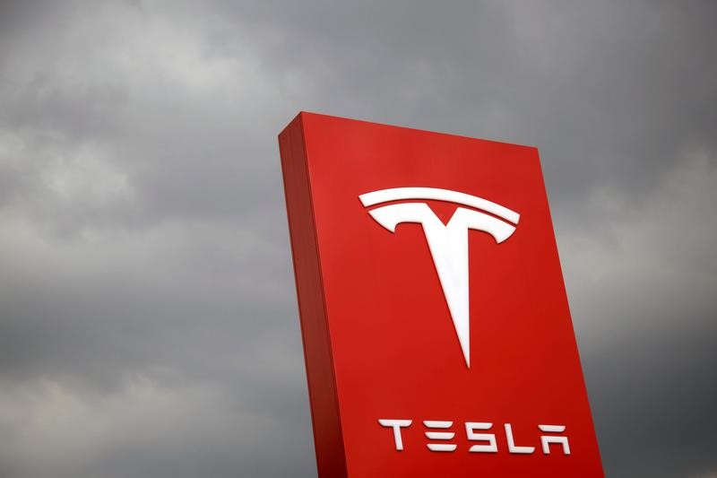 © Reuters. The logo of Tesla is seen in Taipei