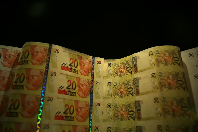 © Reuters. Notas de 20 reais no Centro Cultural Banco do Brasil no Rio de Janeiro