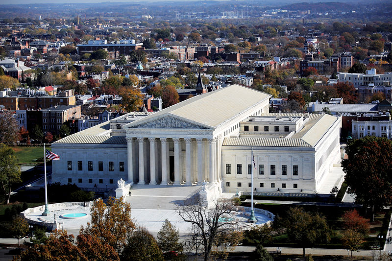 © Reuters. FILE PHOTO: A general view of the U.S. Supreme Court building in Washington