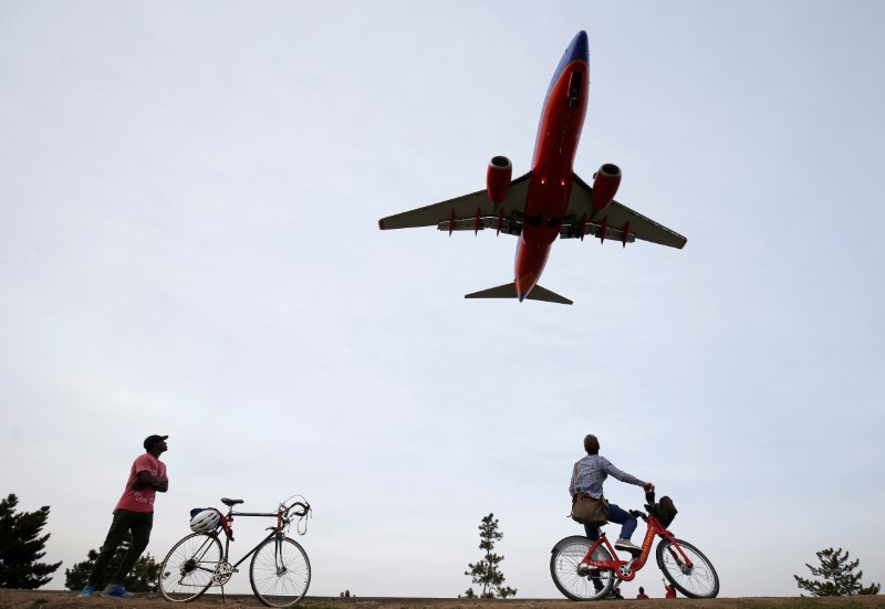© Reuters. People watch airplanes land during unseasonably warm weather at Reagan National Airport in Washington