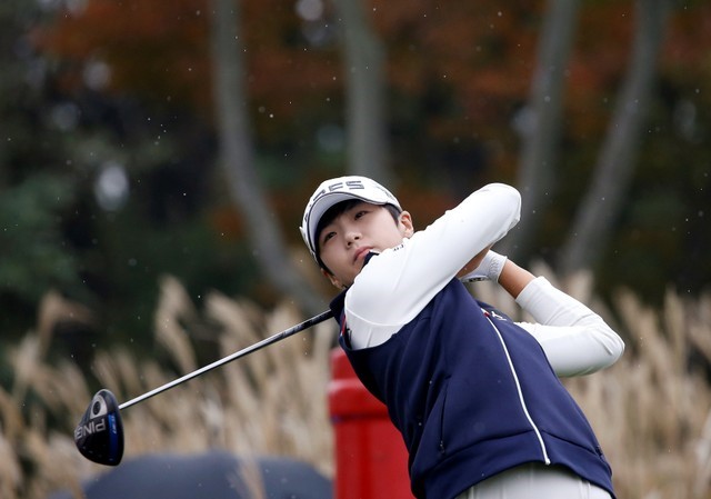 © Reuters. FILE PHOTO: Park Sung-hyun of South Korea tees off on the ninth hole during fourth round of LPGA KEB Hana Bank Championship in Incheon