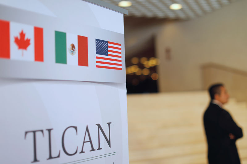© Reuters. Un cartel del TLCAN en la sede de la quinta ronda de negociaciones por el pacto comercial que involucra a Estados Unidos, México y Canadá en Ciudad de México