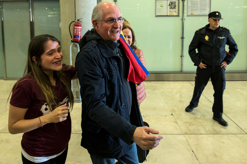 © Reuters. زعيم المعارضة الفنزويلية يفر إلى إسبانيا