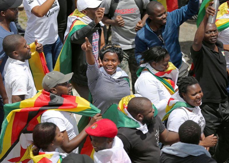 © Reuters. Protesters march calling for Zimbabwean President Robert Mugabe to step down in Cape Town