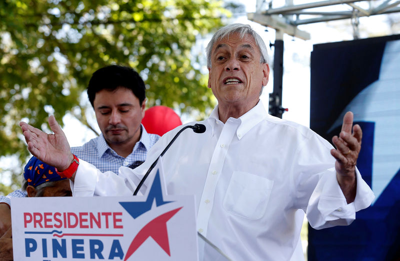 © Reuters. Chilean presidential candidate Sebastian Pinera speaks and takes part in a campaign rally in Santiago